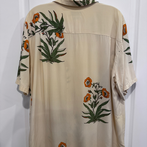 Urban Outfitters Men’s Floral short sleeve buttonfront - Picture 3 of 3